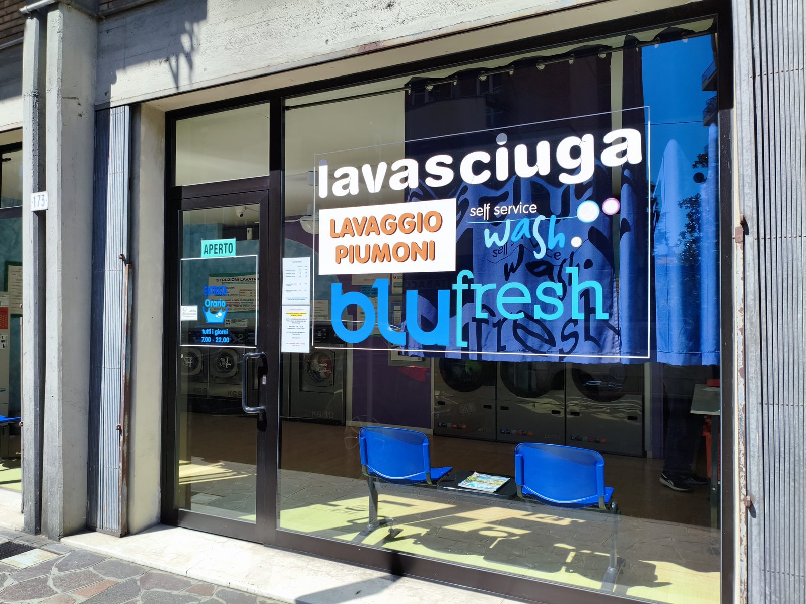 Vetrina esterna della lavanderia self-service BluFresh in Viale Sigonio a Modena
